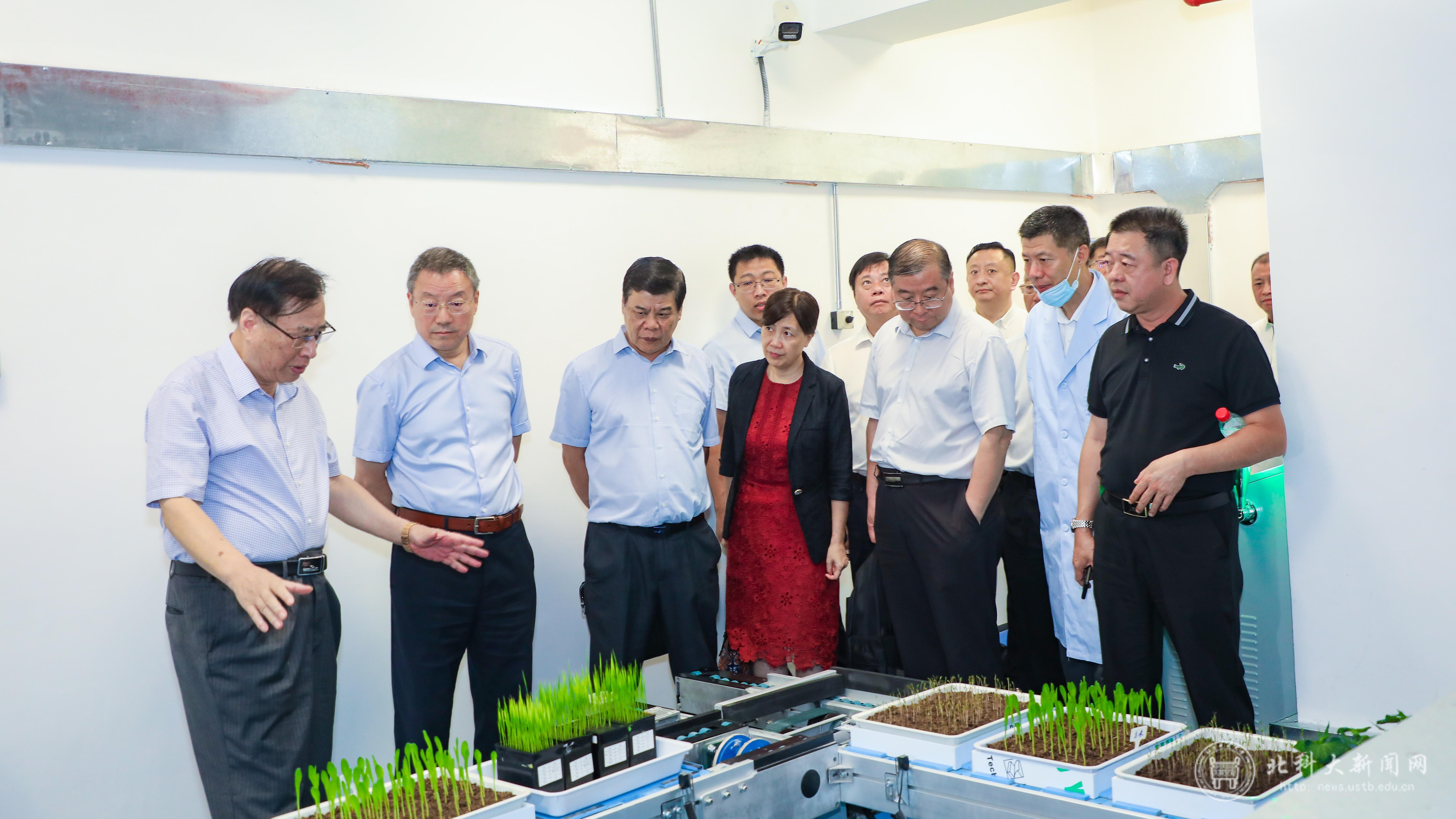 5. 参观实验室.jpg 5. 参观实验室.jpg